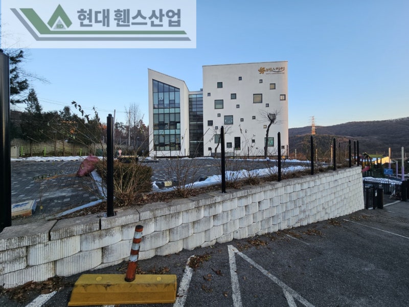 평택휀스 펜스 울타리 - 평택시 용이동에 위치한 유치원 주차장에 기존 메쉬휀스 철거 및 베이직B형휀스를 시공한 현장을 소개합니다.