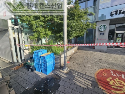 고양휀스 펜스 울타리 - 고양시 일산동구에 위치한 복합 쇼핑몰 건물에 출입방지용 디자인창살휀스를 설치한 현장을 소개합니다. 고양휀스 펜스 울타리 - 고양시 일산동구에 위치한 복합 쇼핑몰 건물에 출입방지용 디자인창살휀스를 설치한 현장을 소개합니다.