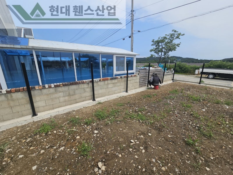 화성휀스 펜스 울타리 - 화성시 전곡항 부근 펜션단지에 경계용 메쉬휀스를 설치한 현장을 소개합니다. 화성휀스 펜스 울타리 - 화성시 전곡항 부근 펜션단지에 경계용 메쉬휀스를 설치한 현장을 소개합니다.