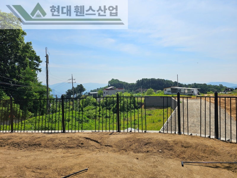 춘천휀스 펜스 울타리 - 춘천시 신북읍에 위치한 전원주택에 가성비 좋은 베이직휀스를 설치한 현장을 소개합니다.