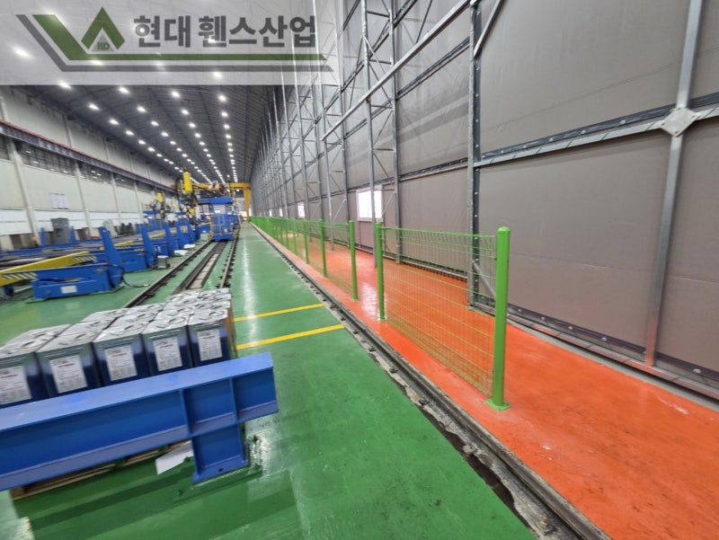 천안휀스 펜스 울타리 - 천안시 풍세면에 위치한 철강 공장 내부에 안전난간용 메쉬휀스를 시공한 현장을 소개합니다.