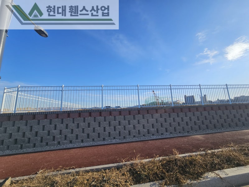 평택휀스 펜스 울타리 - 평택시 칠괴동에 위치한 신축산업단지 부지 경계에 경계용 베이직 B형휀스를 시공한 현장을 소개합니다.