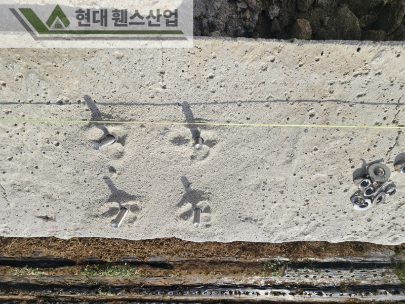 용인휀스 펜스 울타리 - 용인시 보정동에 위치한 신축 원룸빌라 경계에 추락방지용 베이직A형휀스를 시공한 현장을 소개합니다.