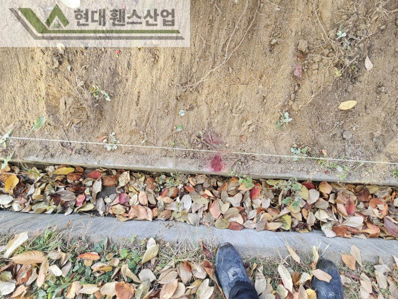 아산휀스 펜스 울타리 - 아산시 배방읍에 위치한 교회 건물 뒤편에 경계용 메쉬휀스를 시공한 현장을 소개합니다.