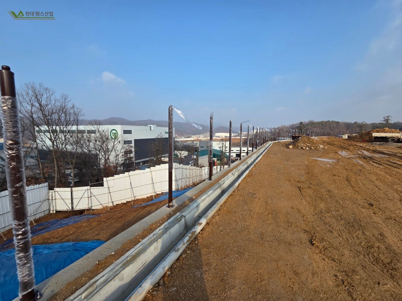 용인휀스 시공 사례 용인시 처인구 이동읍 공장부지 안전휀스 설치 현장 용인휀스 시공 사례 용인시 처인구 이동읍 공장부지 안전휀스 설치 현장