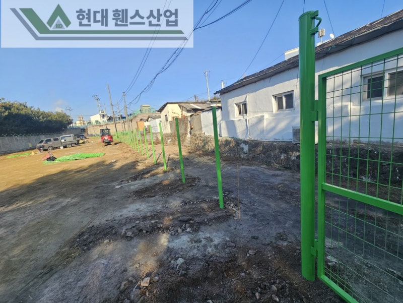평택휀스 펜스 울타리 - 평택시 청북읍에 위치한 대지 경계에 경계용 메쉬휀스를 시공한 현장을 소개합니다.