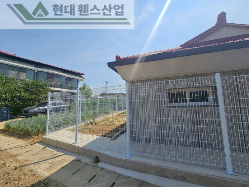 천안휀스 펜스 울타리 - 천안시 성환읍에 위치한 시골 마을 주택에 경계용 메쉬휀스를 설치한 현장을 소개합니다. 천안휀스 펜스 울타리 - 천안시 성환읍에 위치한 시골 마을 주택에 경계용 메쉬휀스를 설치한 현장을 소개합니다.
