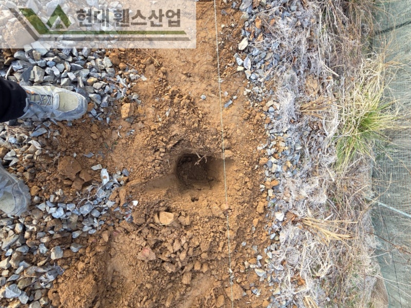 강화도휀스 펜스 울타리 - 강화도에 위치한 개인 소유지 경계에 메쉬휀스를 시공한 현장을 소개합니다.