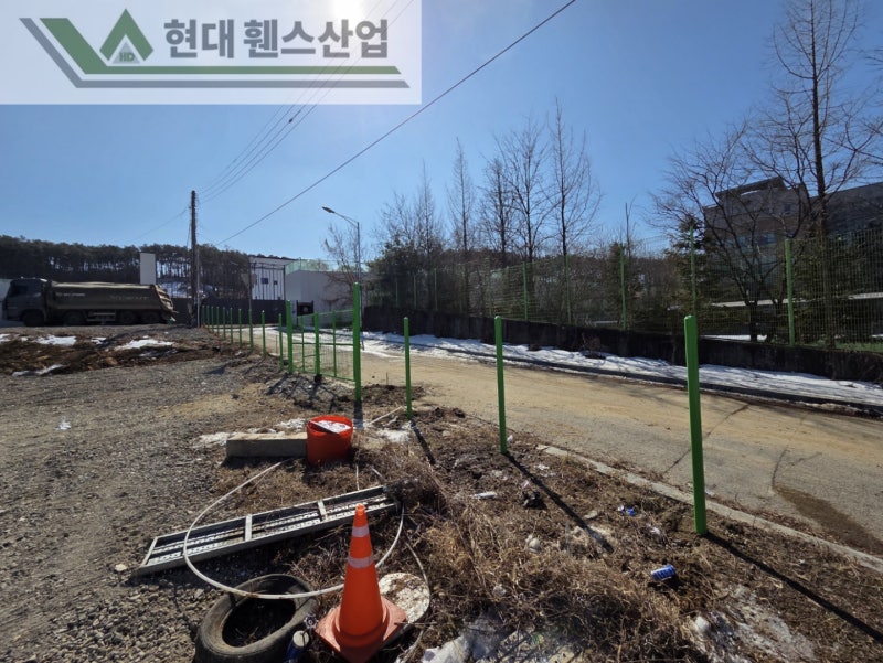 평택휀스 펜스 울타리 - 평택시 송탄동에 위치한 렌터카 회사 주차장 부지에 경계용 메쉬휀스를 시공한 현장을 소개합니다.