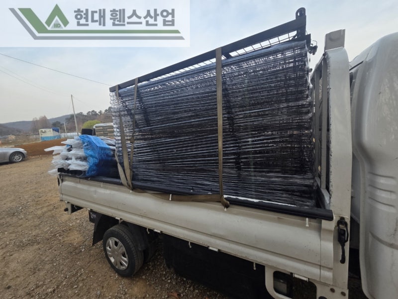 아산휀스 펜스 울타리 - 아산시 배방읍에 위치한 농막주택 경계에 메쉬휀스를 시공한 현장을 소개합니다. 아산휀스 펜스 울타리 - 아산시 배방읍에 위치한 농막주택 경계에 메쉬휀스를 시공한 현장을 소개합니다.