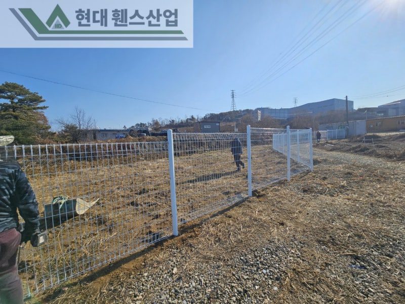 천안휀스 펜스 울타리 - 천안시 직산읍에 위치한 나대지에 경계용 메쉬휀스를 시공한 현장을 소개합니다. 천안휀스 펜스 울타리 - 천안시 직산읍에 위치한 나대지에 경계용 메쉬휀스를 시공한 현장을 소개합니다.