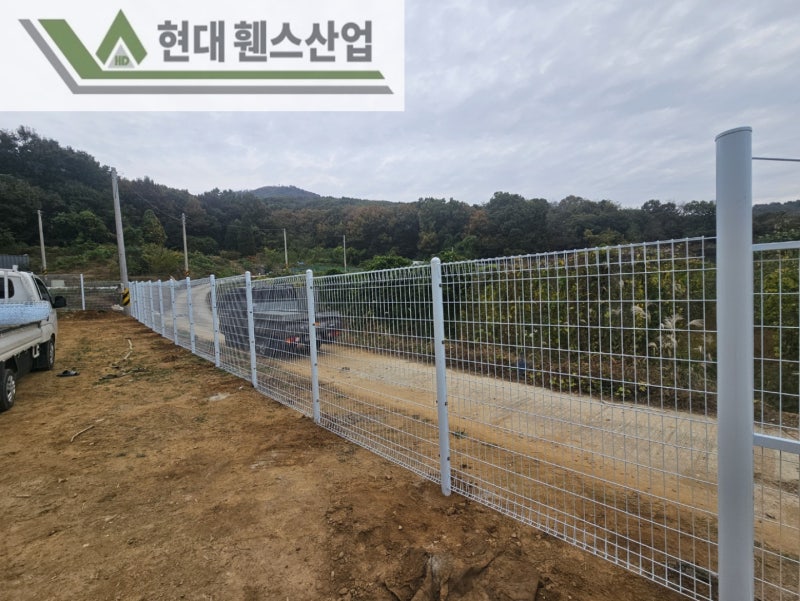 안성휀스 펜스 울타리 - 안성시 아양동에 위치한 나대지에 경계용 메쉬휀스를 시공한 현장을 소개합니다. 안성휀스 펜스 울타리 - 안성시 아양동에 위치한 나대지에 경계용 메쉬휀스를 시공한 현장을 소개합니다.