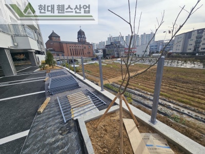 용인휀스 펜스 울타리 - 용인시 보정동에 위치한 신축 원룸빌라 경계에 추락방지용 베이직A형휀스를 시공한 현장을 소개합니다.