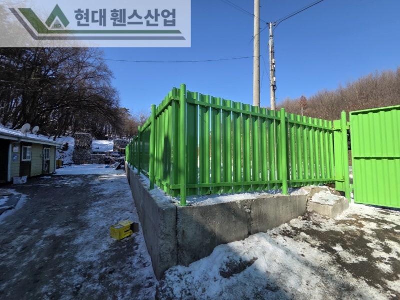 아산휀스 펜스 울타리 - 아산시 용화동에 위치한 재활용 공장 경계에 차폐휀스를 시공한 현장을 소개합니다. 아산휀스 펜스 울타리 - 아산시 용화동에 위치한 재활용 공장 경계에 차폐휀스를 시공한 현장을 소개합니다.