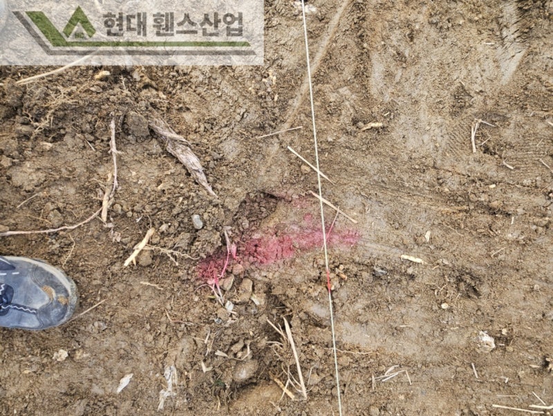 천안휀스 펜스 울타리 - 천안시 직산읍에 위치한 나대지에 경계용 메쉬휀스를 시공한 현장을 소개합니다. 천안휀스 펜스 울타리 - 천안시 직산읍에 위치한 나대지에 경계용 메쉬휀스를 시공한 현장을 소개합니다.