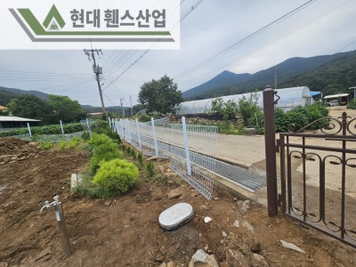 강화휀스 펜스 울타리 - 강화도에 위치한 전원주택 경계에 메쉬휀스를 시공한 현장을 소개합니다. 강화휀스 펜스 울타리 - 강화도에 위치한 전원주택 경계에 메쉬휀스를 시공한 현장을 소개합니다.