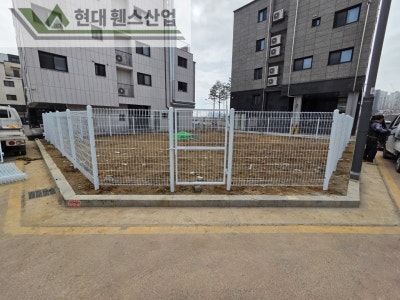 평택휀스 펜스 울타리 - 평택시 고덕동에 위치한 나대지 경계에 메쉬휀스를 시공한 현장을 소개합니다.