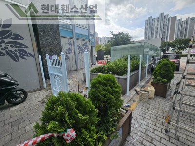 고양휀스 펜스 울타리 - 고양시 일산동구에 위치한 복합 쇼핑몰 건물에 출입방지용 디자인창살휀스를 설치한 현장을 소개합니다. 고양휀스 펜스 울타리 - 고양시 일산동구에 위치한 복합 쇼핑몰 건물에 출입방지용 디자인창살휀스를 설치한 현장을 소개합니다.