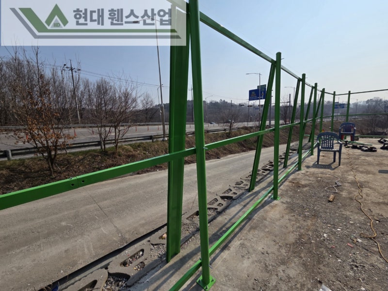 아산휀스 펜스 울타리 - 아산시 용화동에 위치한 재활용 공장 경계에 차폐휀스를 시공한 현장을 소개합니다. 아산휀스 펜스 울타리 - 아산시 용화동에 위치한 재활용 공장 경계에 차폐휀스를 시공한 현장을 소개합니다.