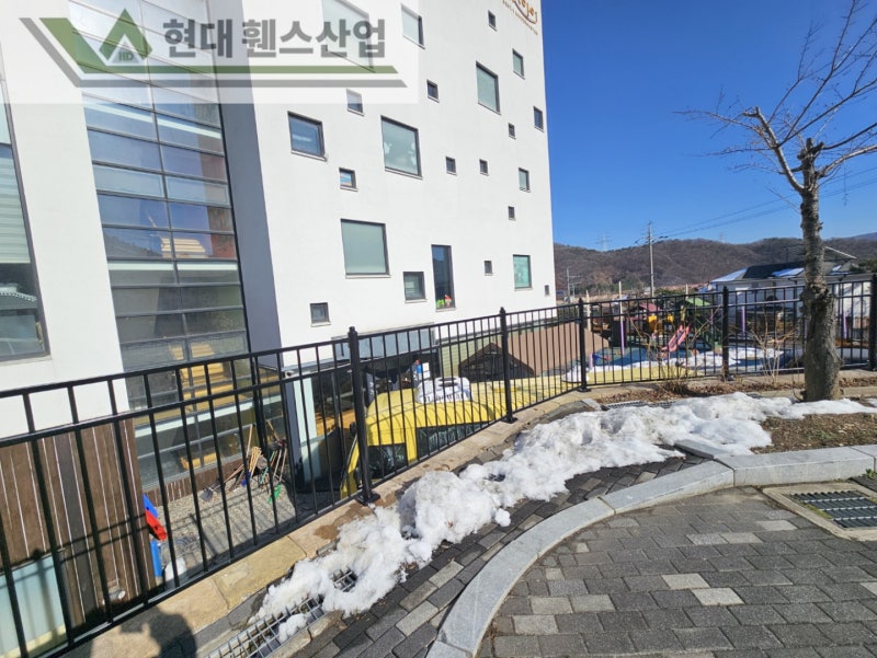 평택휀스 펜스 울타리 - 평택시 용이동에 위치한 유치원 주차장에 기존 메쉬휀스 철거 및 베이직B형휀스를 시공한 현장을 소개합니다.