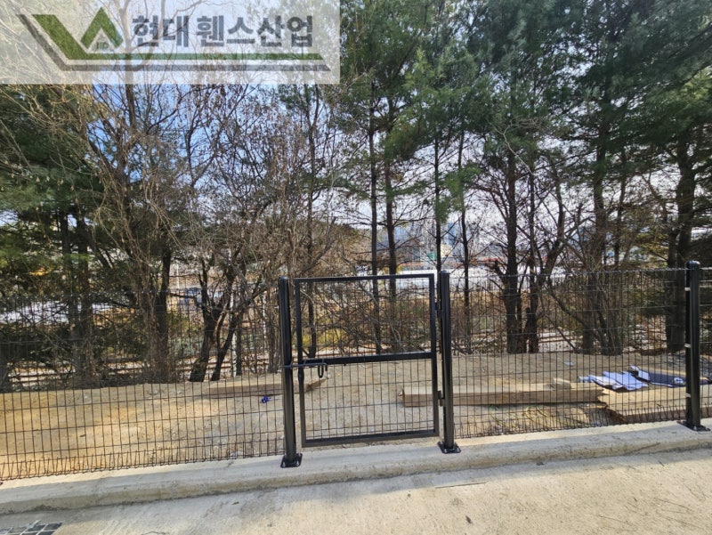 가평휀스 펜스 울타리 - 가평군 가평읍에 위치한 신축 사무실부지 경계에 메쉬휀스를 시공한 현장을 소개합니다. 가평휀스 펜스 울타리 - 가평군 가평읍에 위치한 신축 사무실부지 경계에 메쉬휀스를 시공한 현장을 소개합니다.
