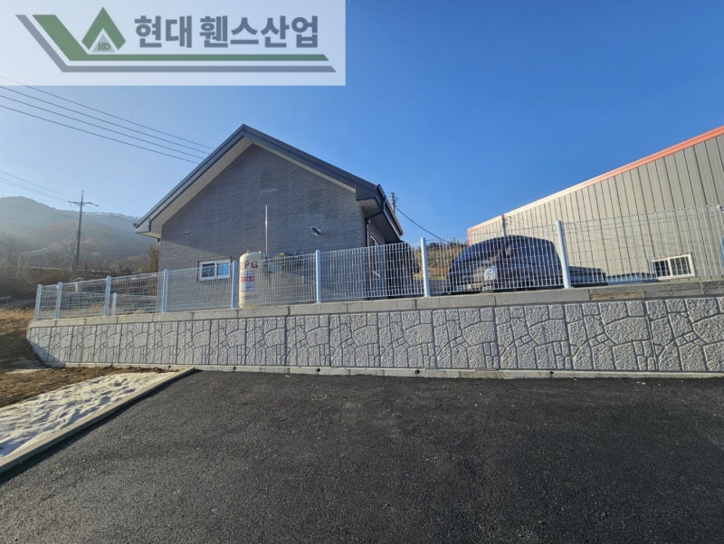 충주휀스 펜스 울타리 - 충주시 교현동에 위치한 주택 경계에 메쉬휀스를 시공한 현장을 소개합니다.