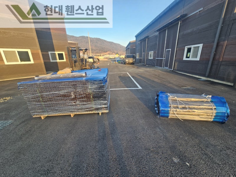파주휀스 펜스 울타리 - 파주시 문산읍에 위치한 신축 창고단지 경계에 메쉬휀스를 시공한 현장을 소개합니다. 파주휀스 펜스 울타리 - 파주시 문산읍에 위치한 신축 창고단지 경계에 메쉬휀스를 시공한 현장을 소개합니다.