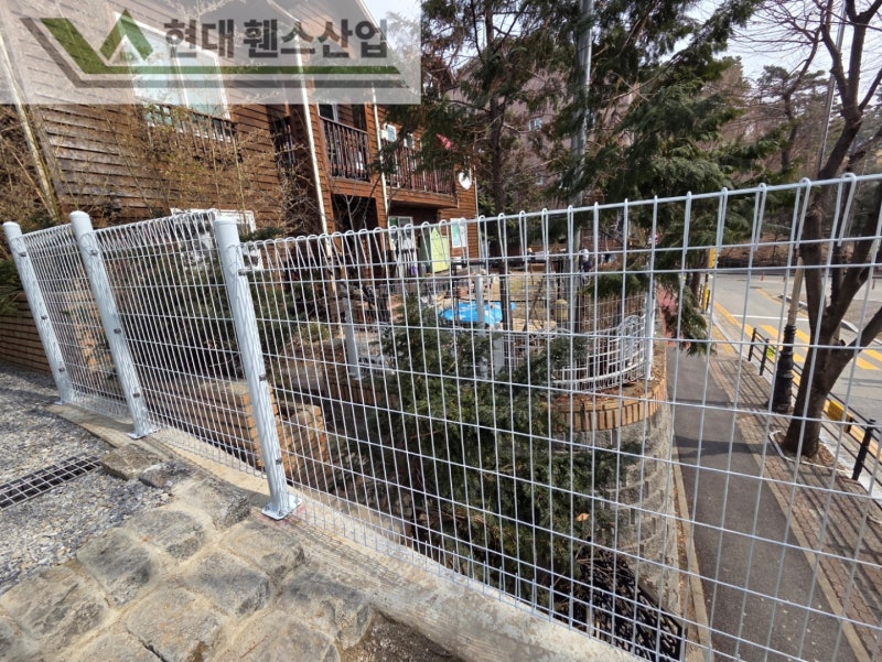 평택휀스 펜스 울타리 - 평택시 비전동에 위치한 신축 주택 경계에 추락방지용 메쉬휀스를 시공한 현장을 소개합니다.