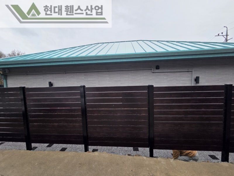 천안휀스 펜스 울타리 - 천안시 성거읍에 위치한 전원주택에 목재 가림막휀스를 시공한 현장을 소개합니다. 천안휀스 펜스 울타리 - 천안시 성거읍에 위치한 전원주택에 목재 가림막휀스를 시공한 현장을 소개합니다.