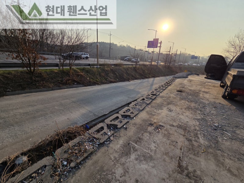 아산휀스 펜스 울타리 - 아산시 용화동에 위치한 재활용 공장 경계에 차폐휀스를 시공한 현장을 소개합니다. 아산휀스 펜스 울타리 - 아산시 용화동에 위치한 재활용 공장 경계에 차폐휀스를 시공한 현장을 소개합니다.