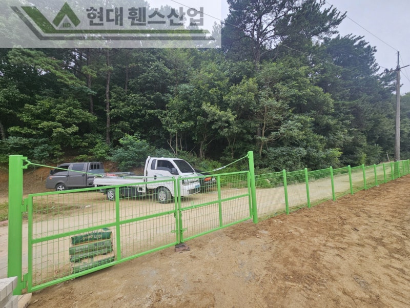 아산휀스 펜스 울타리 - 아산시 신창면에 위치한 농막 부지 경계에 메쉬휀스를 설치한 현장을 소개합니다. 아산휀스 펜스 울타리 - 아산시 신창면에 위치한 농막 부지 경계에 메쉬휀스를 설치한 현장을 소개합니다.