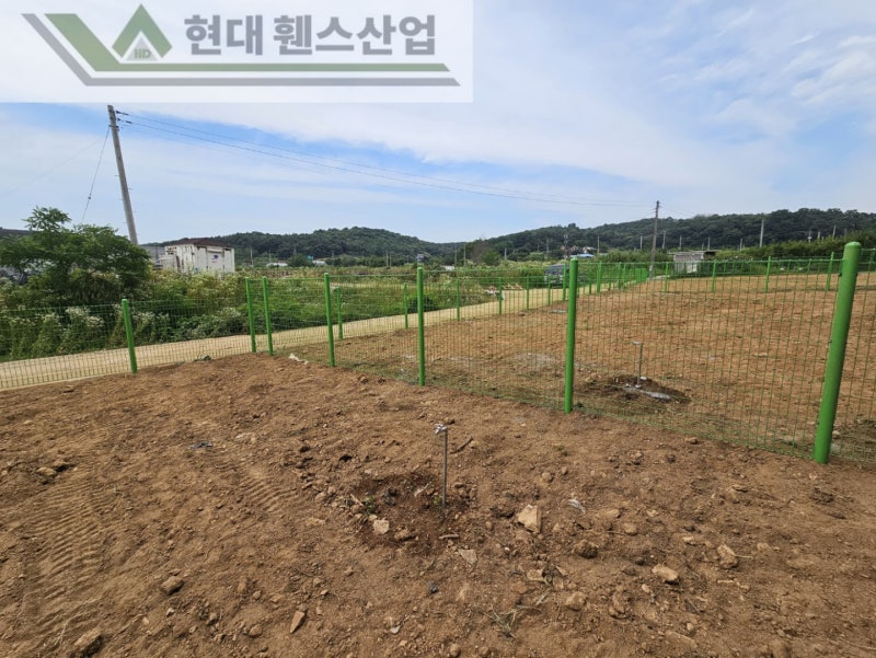 예산휀스 펜스 울타리 - 예산군 덕산면에 위치한 주말 농장 부지에 경계를 나누는 메쉬휀스를 설치한 현장을 소개합니다.