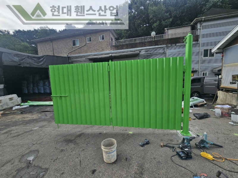 천안휀스 펜스 울타리 - 천안시 목천읍에 위치한 공장 경계에 차폐휀스를 설치한 현장을 소개합니다.