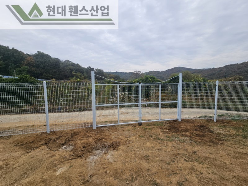 안성휀스 펜스 울타리 - 안성시 아양동에 위치한 나대지에 경계용 메쉬휀스를 시공한 현장을 소개합니다. 안성휀스 펜스 울타리 - 안성시 아양동에 위치한 나대지에 경계용 메쉬휀스를 시공한 현장을 소개합니다.