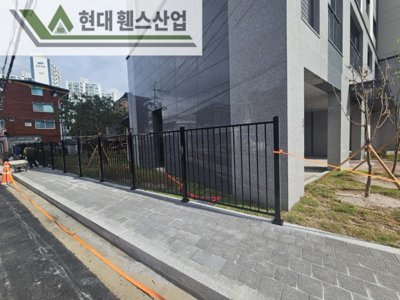 남양주 휀스 펜스 울타리 - 남양주시 진전읍에 위치한 신축 아파트 단지 경계에 베이직 A형휀스를 시공한 현장을 소개합니다.