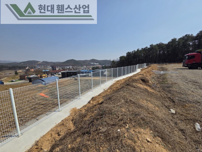 천안휀스 펜스 울타리 - 천안시 직산읍에 위치한 나대지 경계에 추락방지용 메쉬휀스를 시공한 현장을 소개합니다.