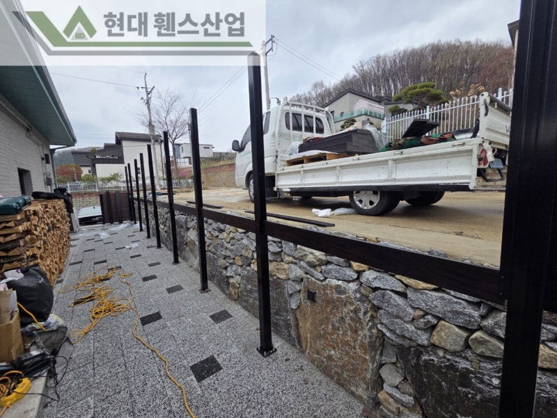 천안휀스 펜스 울타리 - 천안시 성거읍에 위치한 전원주택에 목재 가림막휀스를 시공한 현장을 소개합니다. 천안휀스 펜스 울타리 - 천안시 성거읍에 위치한 전원주택에 목재 가림막휀스를 시공한 현장을 소개합니다.
