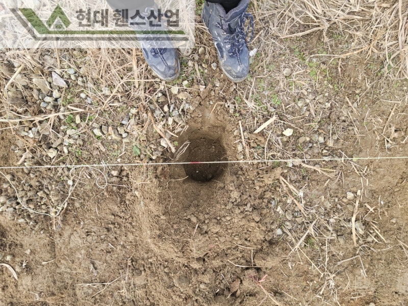 천안휀스 펜스 울타리 - 천안시 직산읍에 위치한 나대지에 경계용 메쉬휀스를 시공한 현장을 소개합니다. 천안휀스 펜스 울타리 - 천안시 직산읍에 위치한 나대지에 경계용 메쉬휀스를 시공한 현장을 소개합니다.