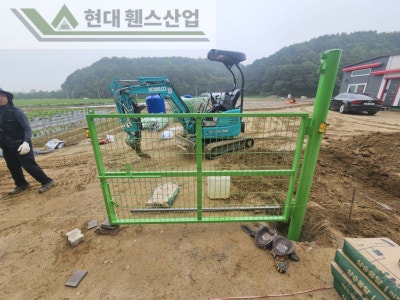 아산휀스 펜스 울타리 - 아산시 신창면에 위치한 농막 부지 경계에 메쉬휀스를 설치한 현장을 소개합니다. 아산휀스 펜스 울타리 - 아산시 신창면에 위치한 농막 부지 경계에 메쉬휀스를 설치한 현장을 소개합니다.
