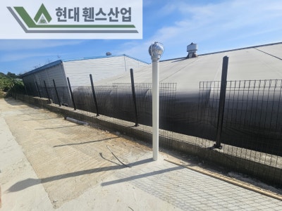 천안휀스 펜스 울타리 - 천안시 신방동에 위치한 공장 경계 옹벽에 메쉬휀스를 시공한 현장을 소개합니다. 천안휀스 펜스 울타리 - 천안시 신방동에 위치한 공장 경계 옹벽에 메쉬휀스를 시공한 현장을 소개합니다.