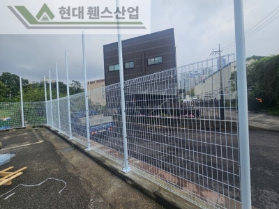 성남휀스 펜스 울타리 - 성남시 수정구에 위치한 영어 유치원에 메쉬휀스 4.0m(2.0+2.0)*2단 휀스를 시공한 현장을 소개합니다.