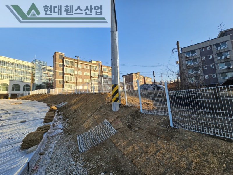 오산휀스 펜스 울타리 - 오산시 지곶동에 위치한 신축 건물에 경계용 메쉬휀스를 시공한 현장을 소개합니다.