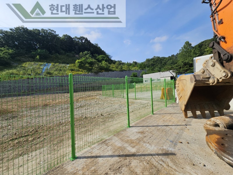 여주휀스 펜스 울타리 - 여주시 우만동에 위치한 연수원 건물 예정지에 메쉬휀스를 설치한 현장을 소개합니다.