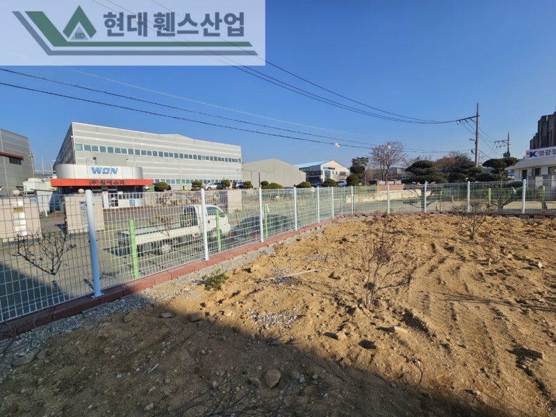 화성휀스 펜스 울타리 -화성시 남양읍에 위치한 공장에 경계용 메쉬휀스를 시공한 현장을 소개합니다.