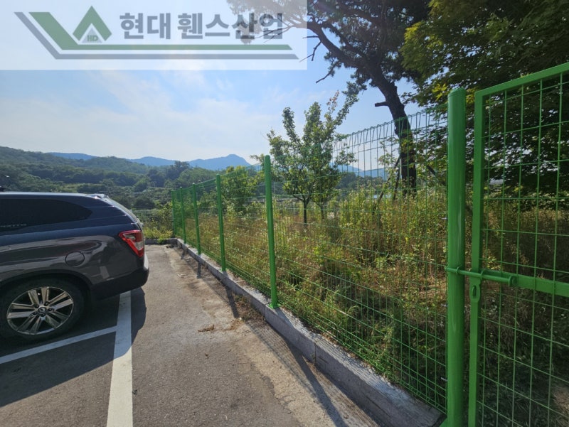 평택휀스 펜스 울타리 - 평택시 송탄읍에 위치한 택배 물류창고 뒤편에 출입방지용 메쉬휀스를 설치한 현장을 소개합니다.