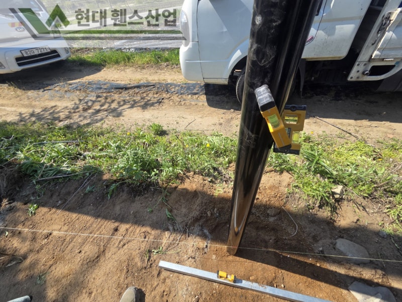공주휀스 펜스 울타리 - 공주시 유구읍에 위치한 전원주택 경계에 오래된 휀스를 철거하고 새롭게 베이직휀스를 시공한 현장을 소개합니다. 공주휀스 펜스 울타리 - 공주시 유구읍에 위치한 전원주택 경계에 오래된 휀스를 철거하고 새롭게 베이직휀스를 시공한 현장을 소개합니다.