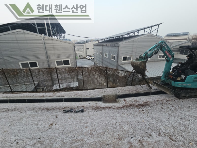 당진휀스 펜스 울타리 - 당진시 원당동에 위치한 공장 경계에 설치된 오래된 울타리를 철거하고 새롭게 시공해드린 현장을 소개합니다.