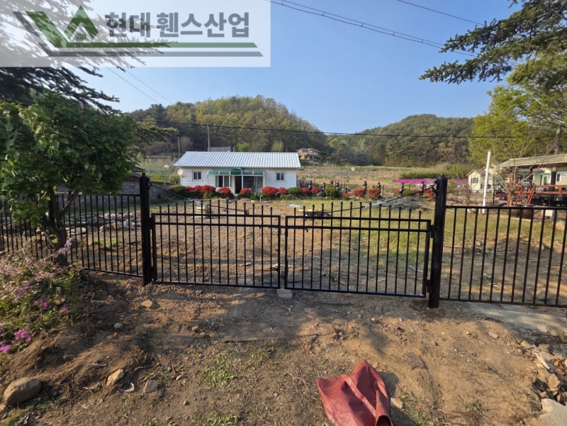 공주휀스 펜스 울타리 - 공주시 유구읍에 위치한 전원주택 경계에 오래된 휀스를 철거하고 새롭게 베이직휀스를 시공한 현장을 소개합니다. 공주휀스 펜스 울타리 - 공주시 유구읍에 위치한 전원주택 경계에 오래된 휀스를 철거하고 새롭게 베이직휀스를 시공한 현장을 소개합니다.