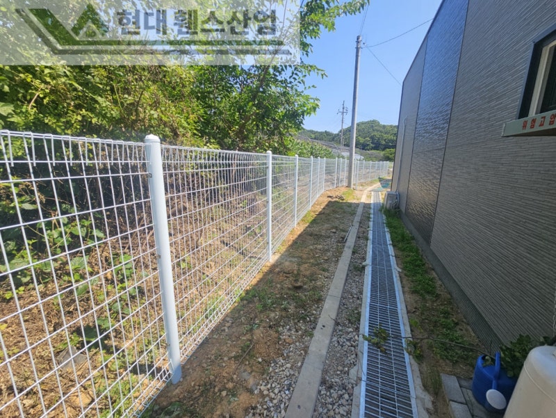 평택휀스 펜스 울타리 - 평택시 송탄동에 위치한 주말 농막에 경계용 메쉬휀스를 설치한 현장을 소개합니다.