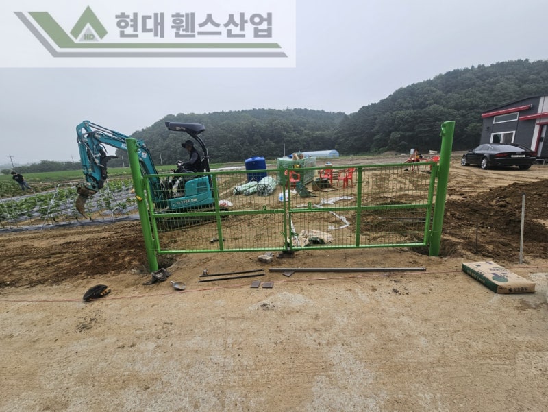 아산휀스 펜스 울타리 - 아산시 신창면에 위치한 농막 부지 경계에 메쉬휀스를 설치한 현장을 소개합니다. 아산휀스 펜스 울타리 - 아산시 신창면에 위치한 농막 부지 경계에 메쉬휀스를 설치한 현장을 소개합니다.